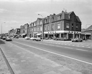 856886 Gezicht op de panden Amsterdamsestraatweg 577 -hoger te Utrecht, met rechts de ingang van de St. Ludgerusstraat.